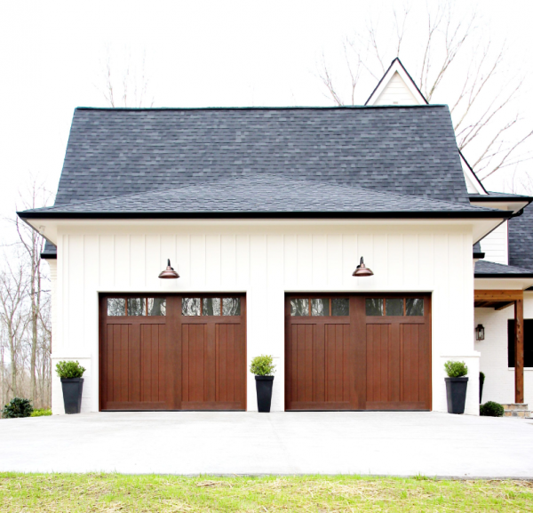 Garasi dengan Kombinasi Material Kayu dan Metal